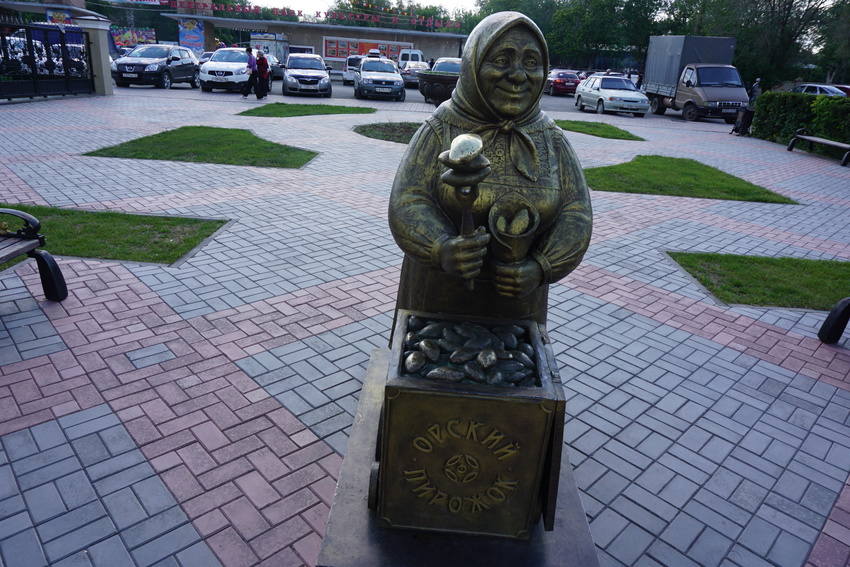 Скульптура бабушке со знаменитыми орскими пирожками.