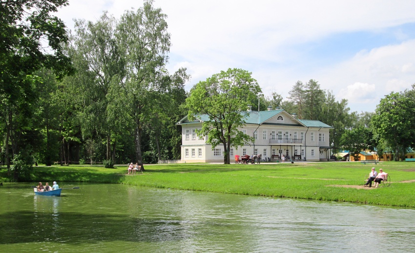 Музей - усадьба дворян Леонтьевых в Воронино.