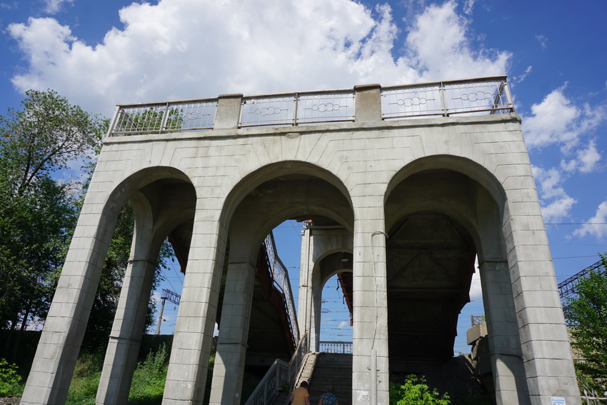 Вход на пешеходный мост над железнодорожными путями..
