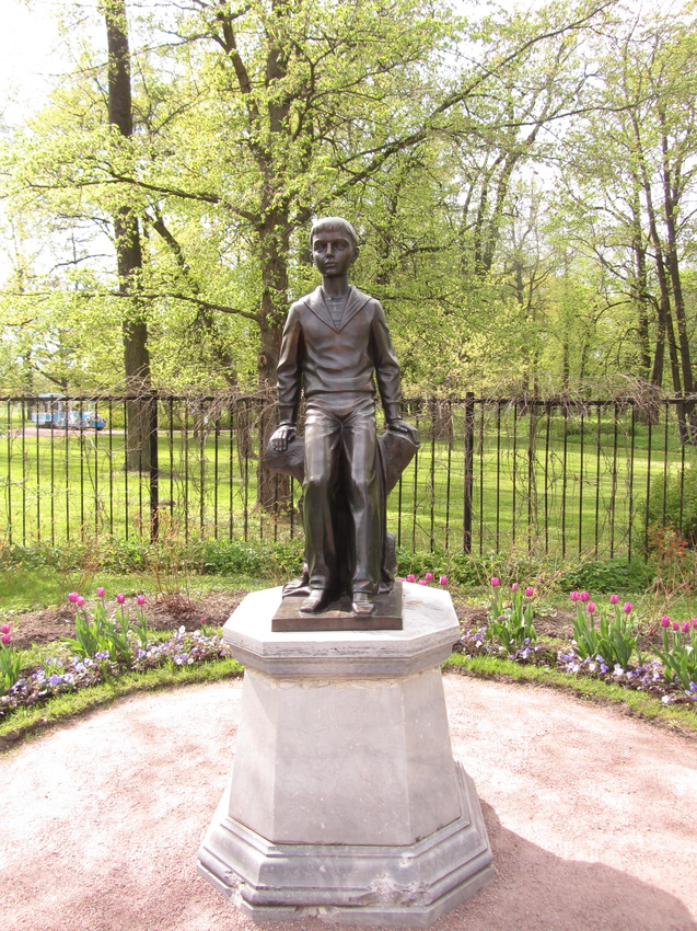 Скульптура Цесаревича Алексея в парке Александрия