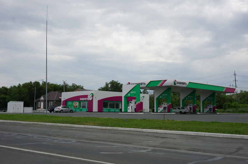 На Оренбургской трассе.Заправочный комплекс.