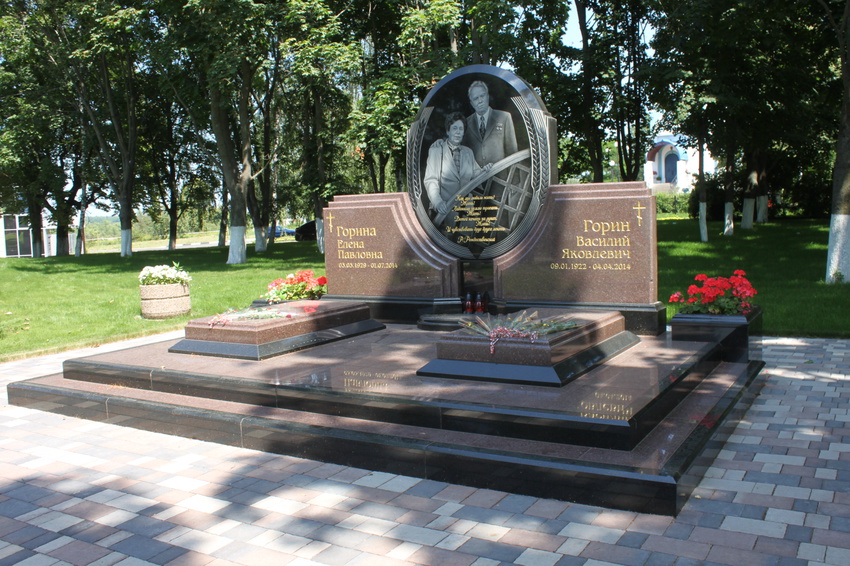 Бессоновка. Памятник дважды Герою соцтруда Василию Горину и его жене Елене.