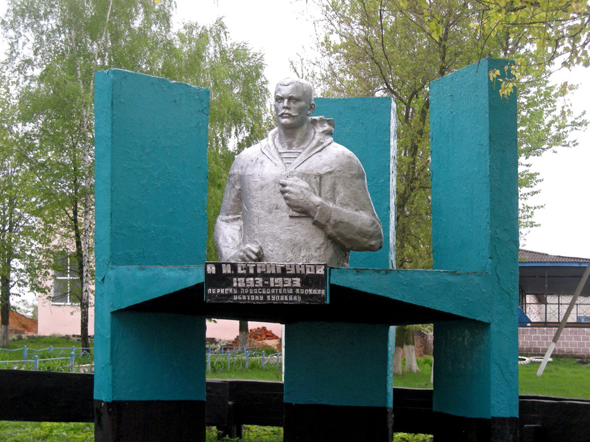 Памятник первому председателю колхоза в селе Подольхи