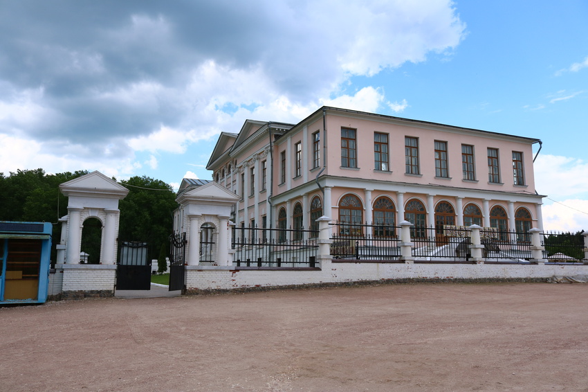 Дворцовый корпус усадьбы Дубровицы