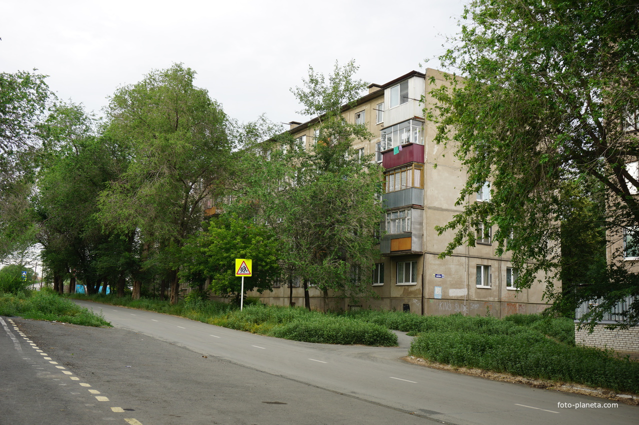 На улице Омской.