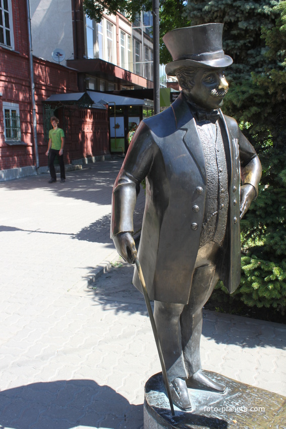 Таганрог. Скульптура &quot;Толстый и тонкий&quot;.