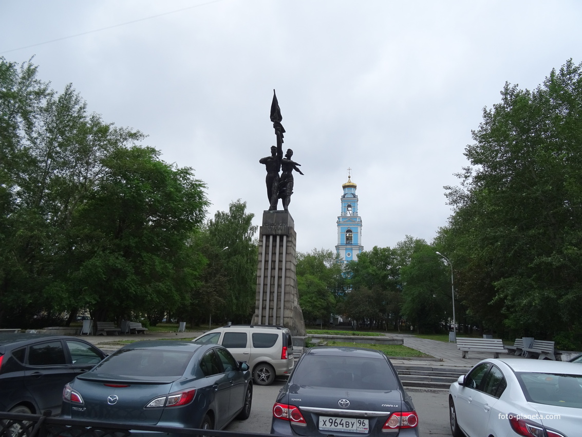 Памятник Комсомолу Урала, Вознесенская площадь