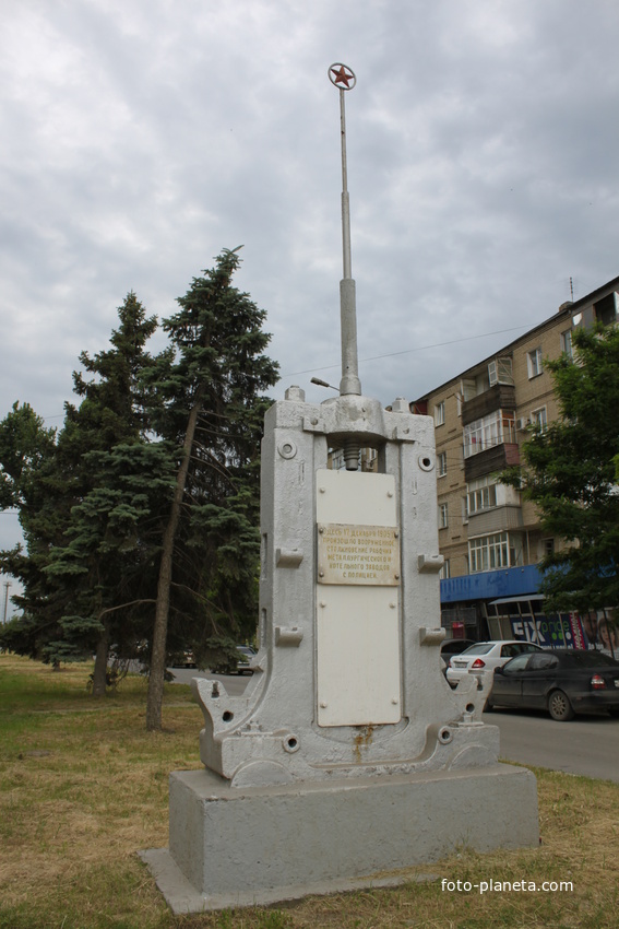 Памятник на месте столкновения рабочих металлургического и котельного заводов с полицией в 1905 году