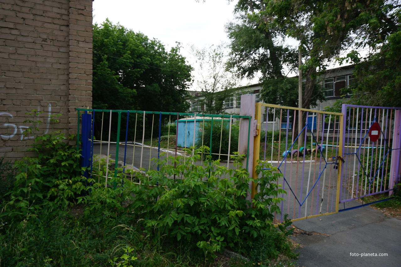 На улице Омской.