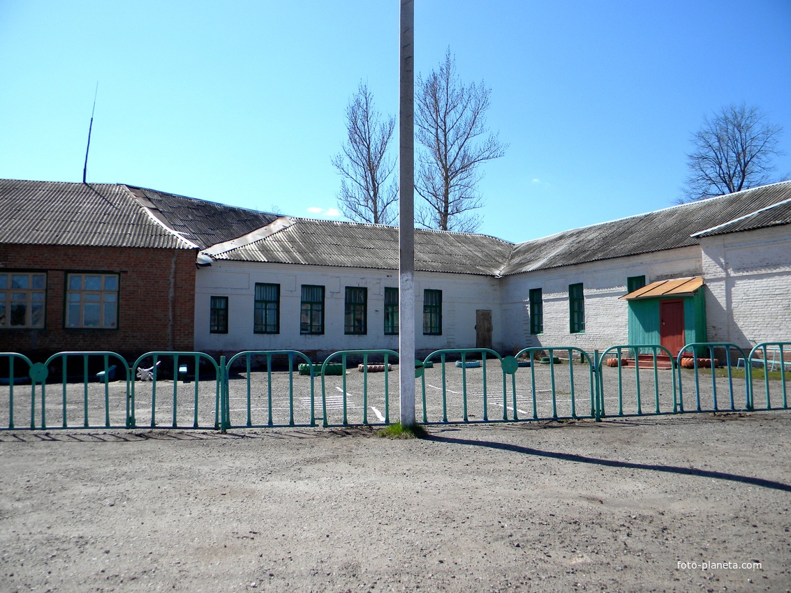 Здание школы в селе Никольское