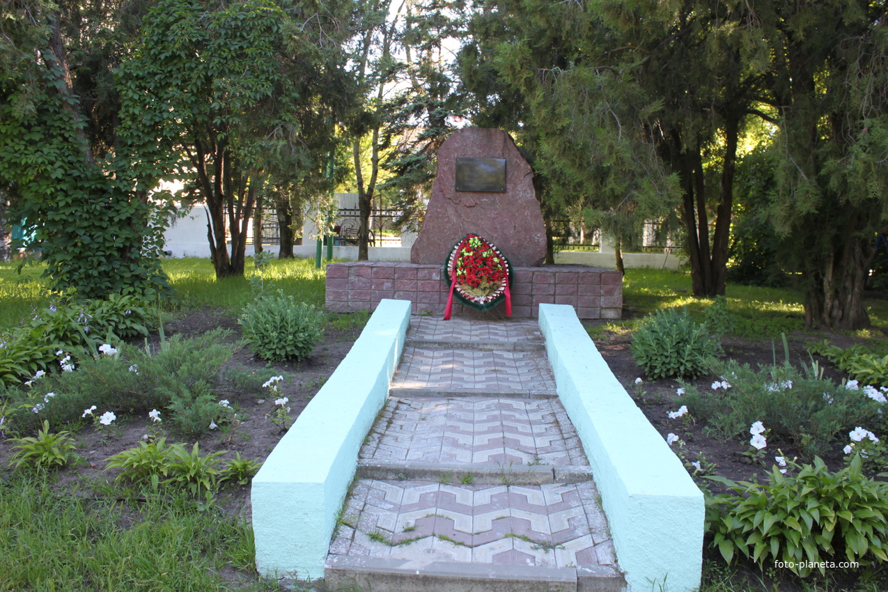 Памятник на могиле погибших летчиков: полковника С.Д.Зарайского, подполковника С.Н.Масина, гвардии капитана И.Г. Ерошкина