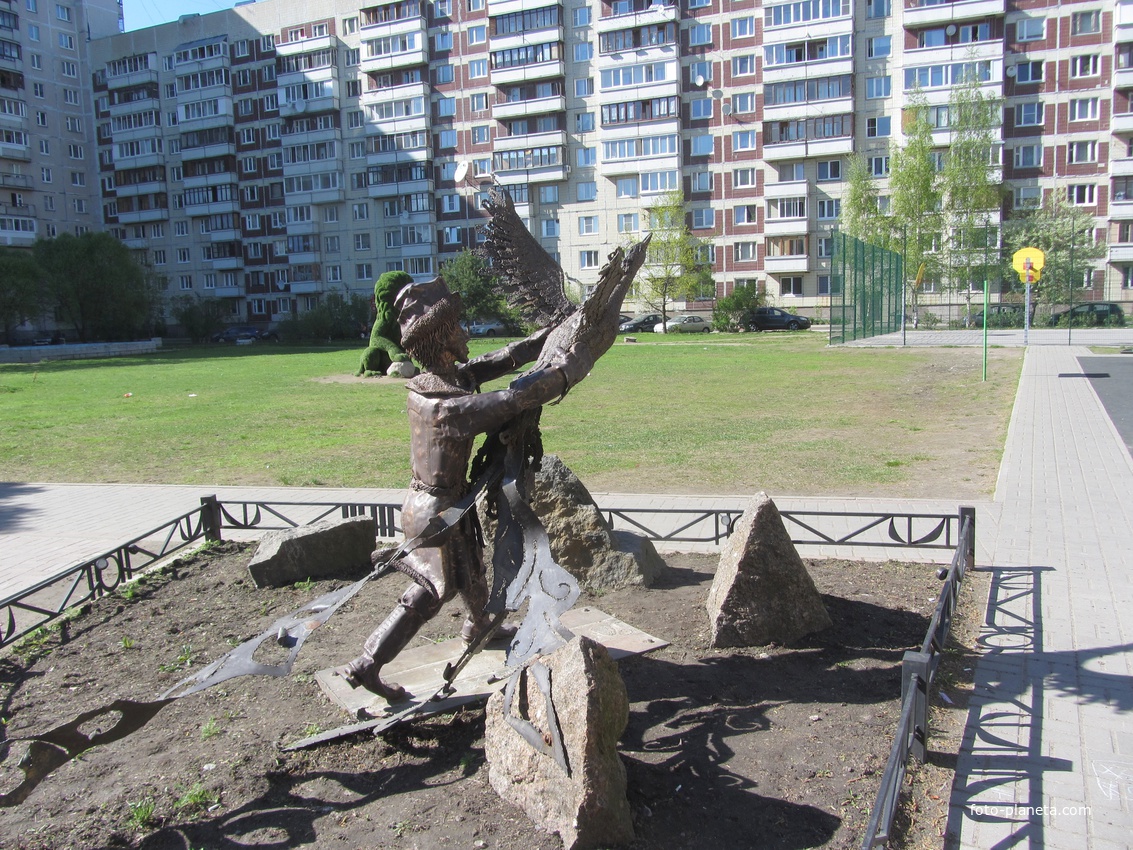 скульптурная композиция из детской сказки — кованый Иванушка пытается поймать Жар-птицу