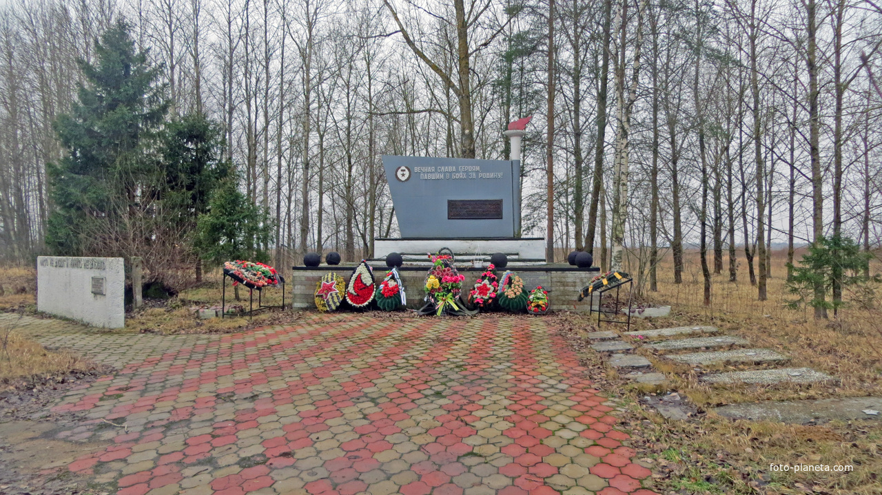 Братская могила ополченцев Балтийского судостроительного завода