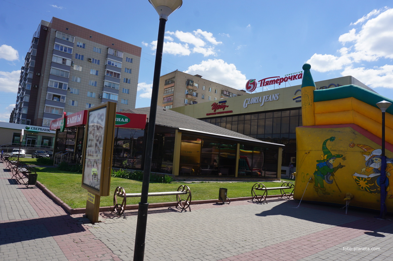 Сквер перед универмагом.