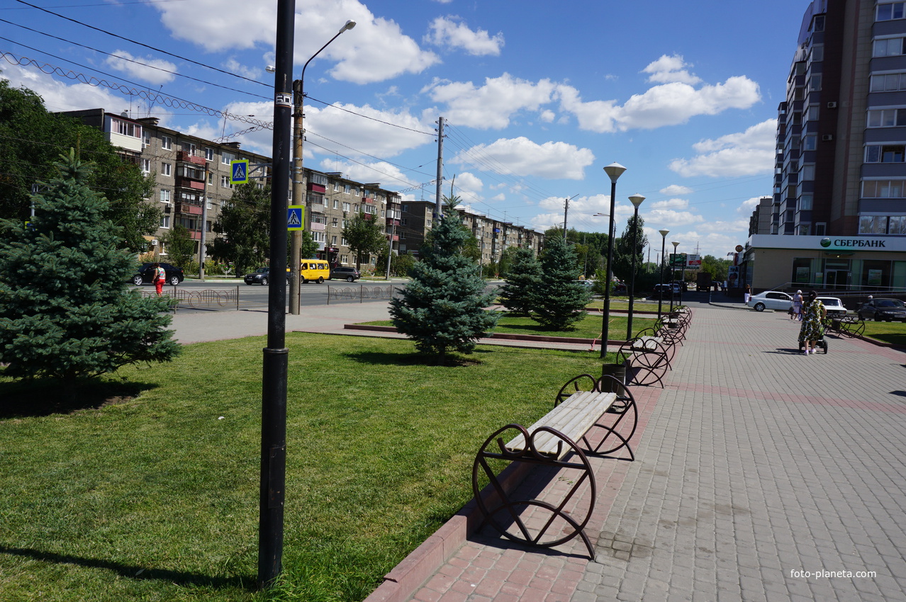 На улице Краматорской перед универмагом.