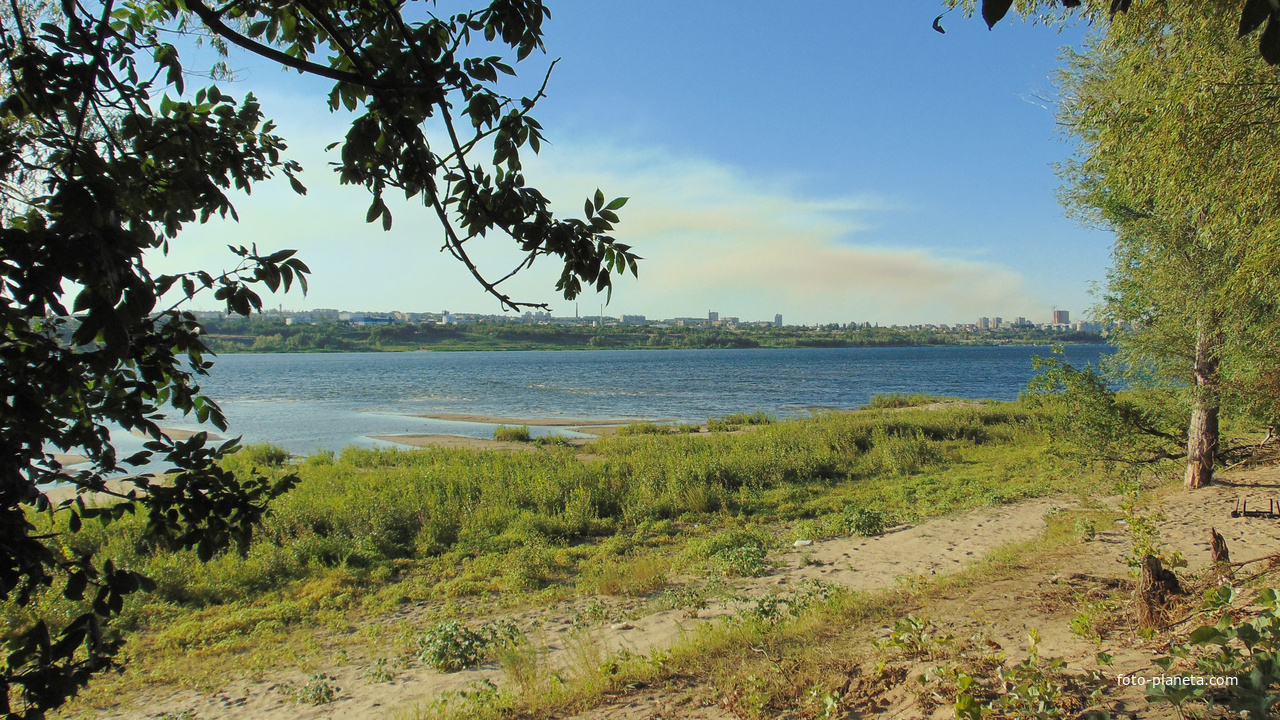 Вид на Волгоград с Сарпинского острова через основной рукав Волги.   2 августа 2015 года