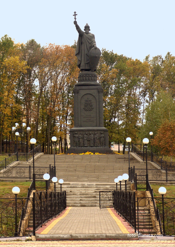 Белгород. Памятник святому равноапостольному киевскому князю Владимиру Святославичу.   4 октября 2011 года