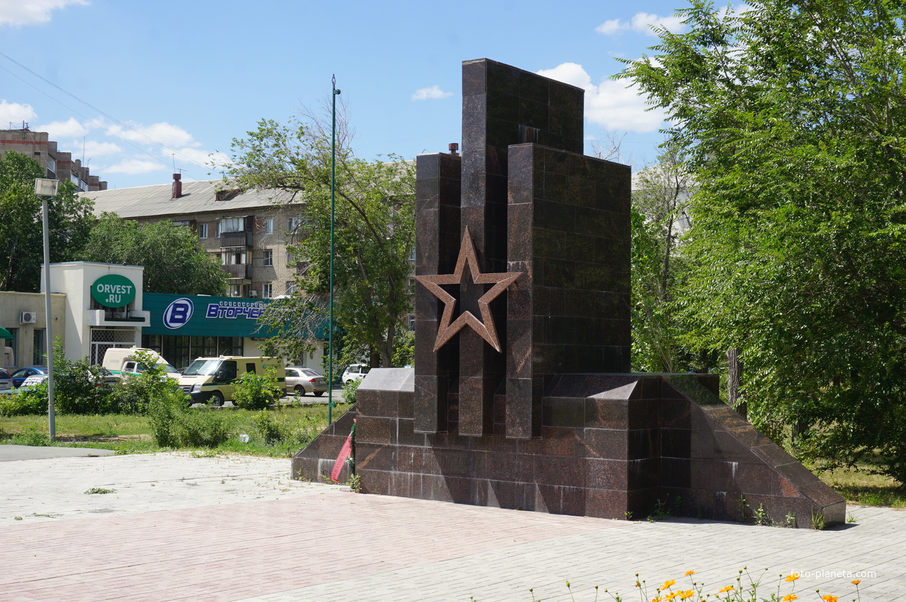 В честь воинов локальных войн.