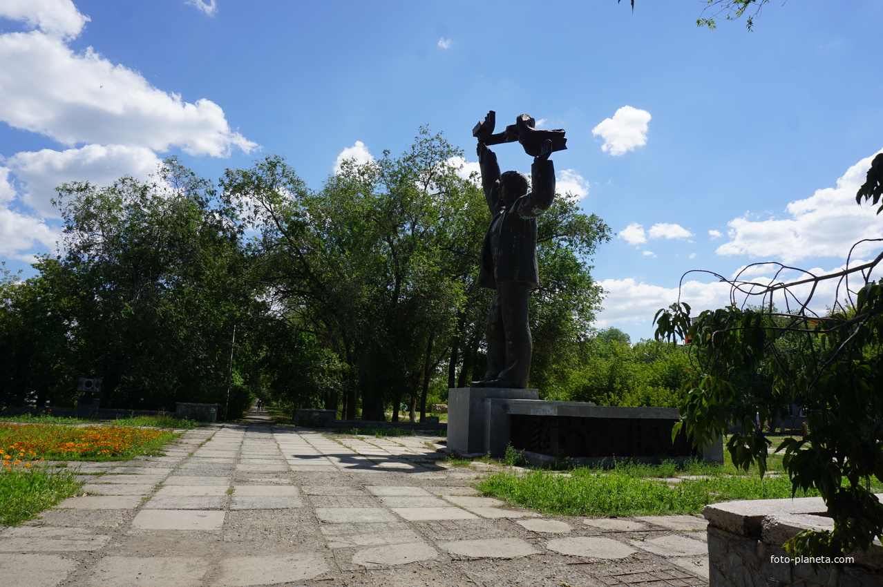 Памятник рабочему,на проспекте Мира.