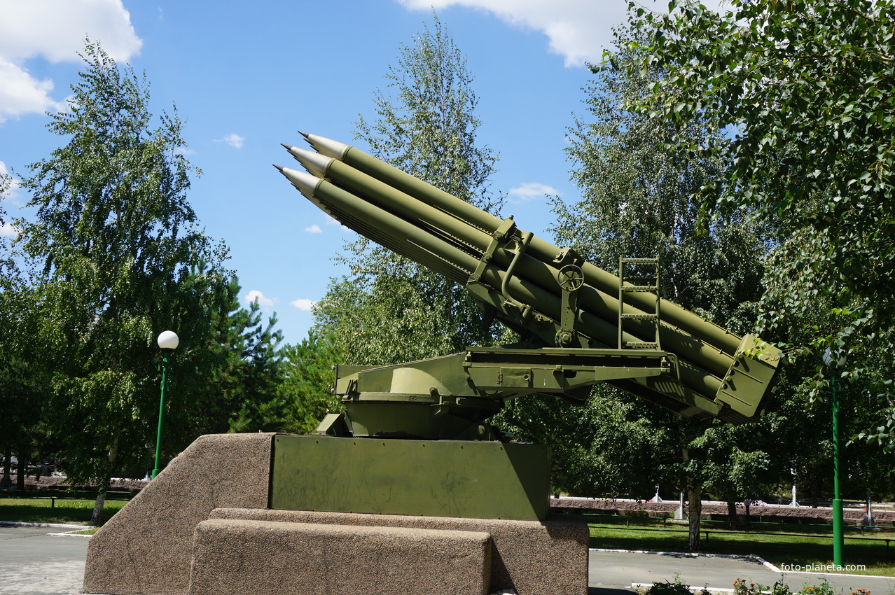 Памятник около ОМЗ.