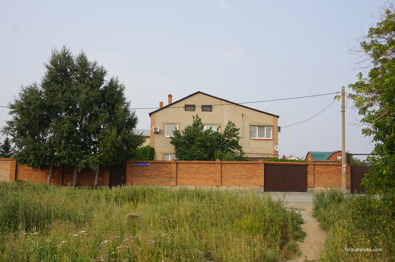 На улице Елшанской.