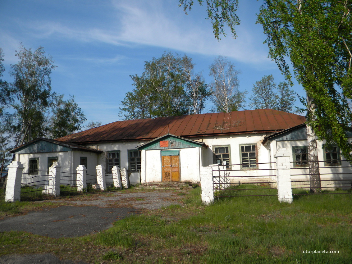 Старый Дом Культуры в селе Дмитриевка