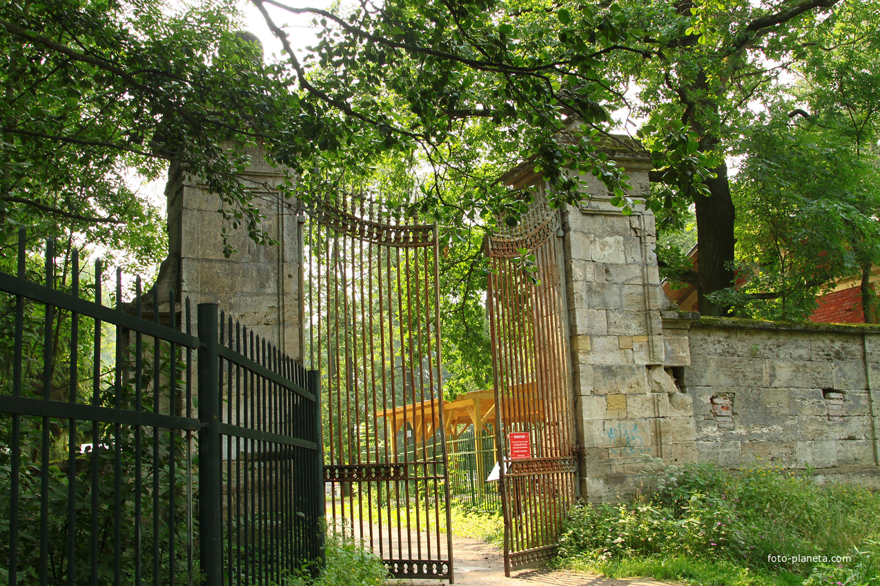 Дворцовый парк. Зверинские ворота.