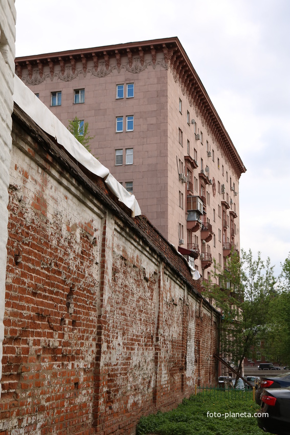 Стена хозяйтственного двора Новоспасского монастыря