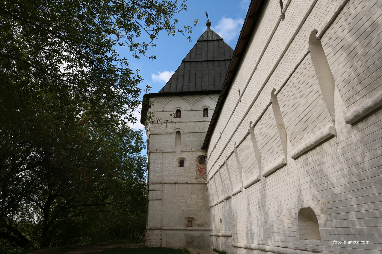 Западная башня Новоспасского монастыря
