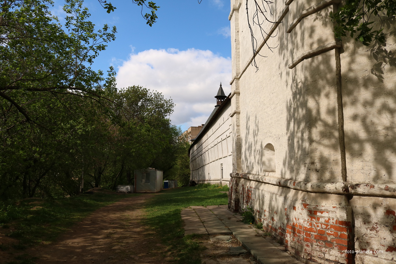 Южная стена Новоспасского монастыря