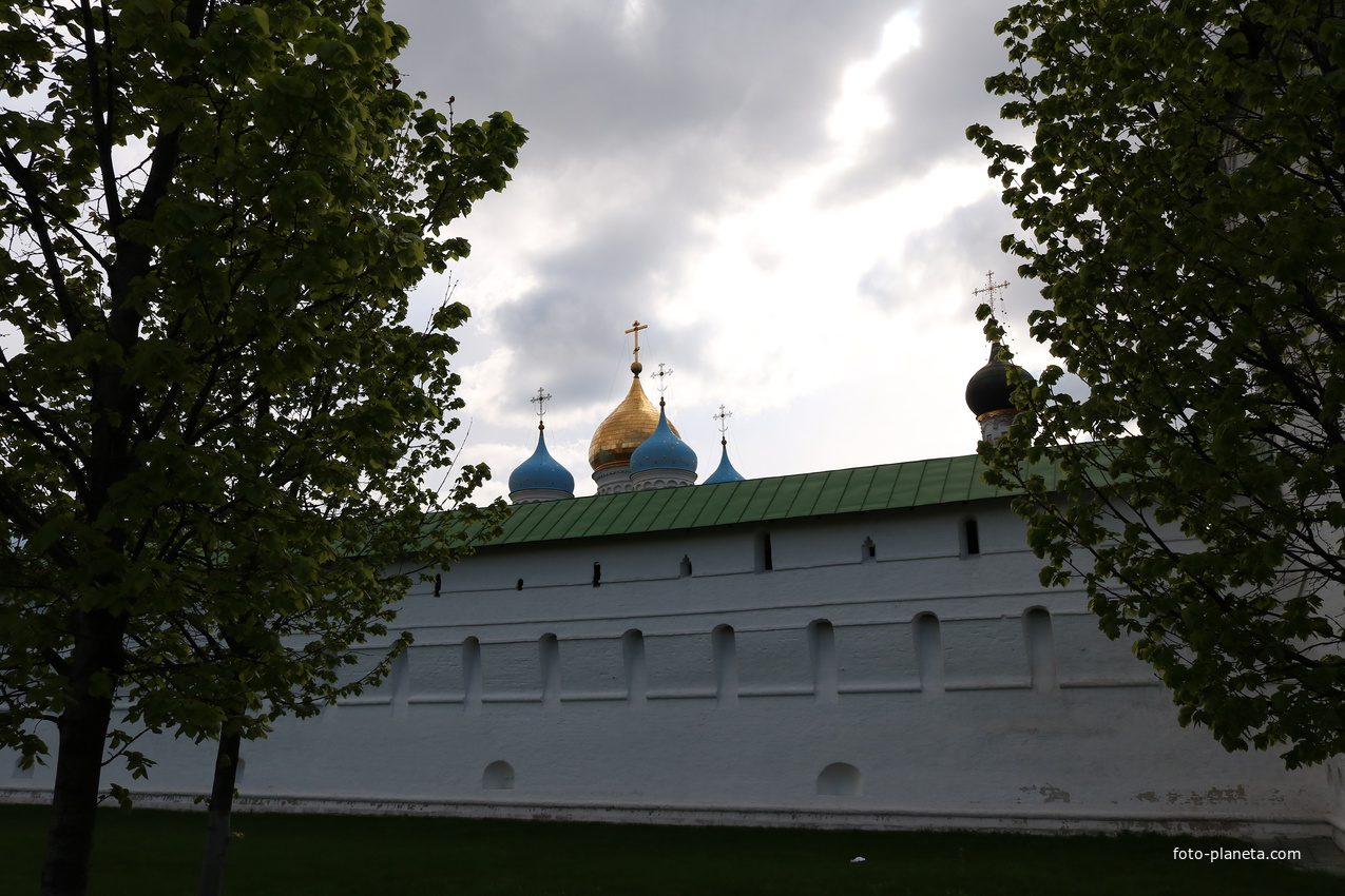 Северная стена Новоспасского монастыря