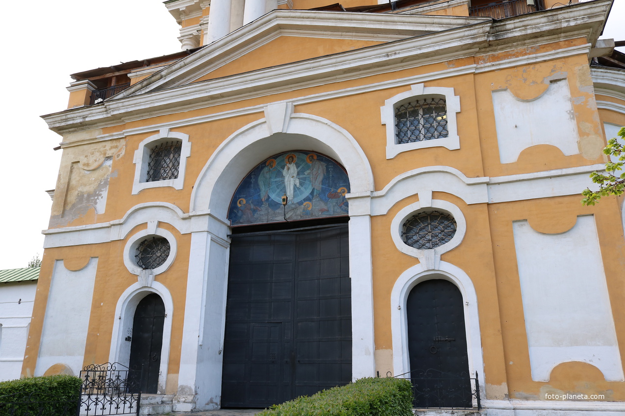 Надвратная колокольня с церковью Сергия Радонежского Новоспасского монастыря