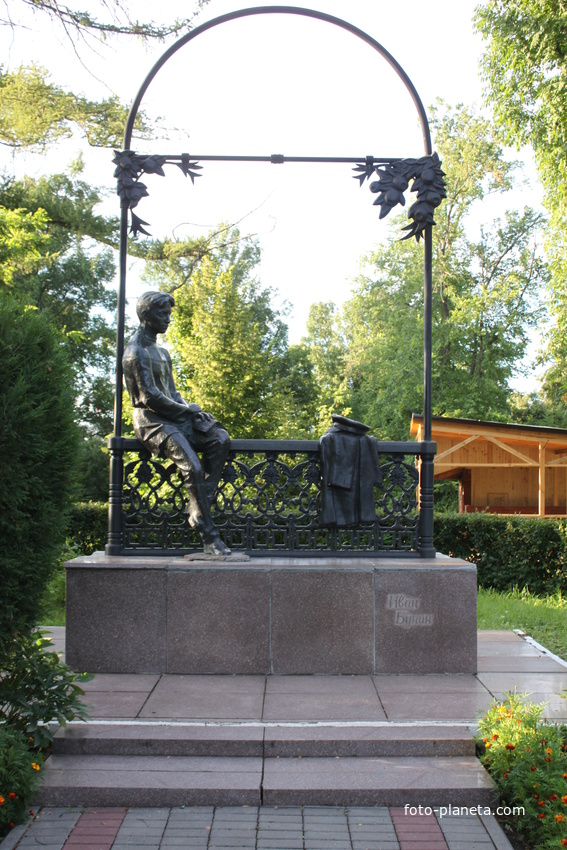 Елец. Памятник И.Бунину-гимназисту в парке.