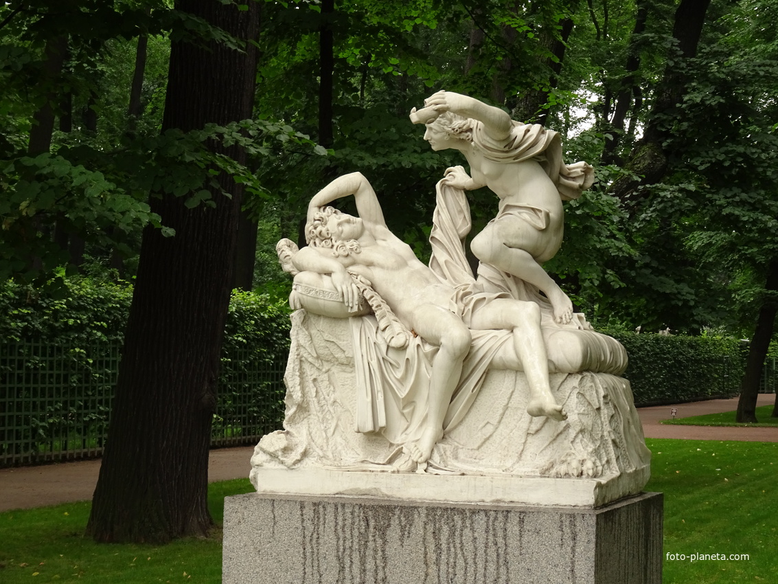 Летний сад. Скульптура &quot;Амур и Психея&quot;.