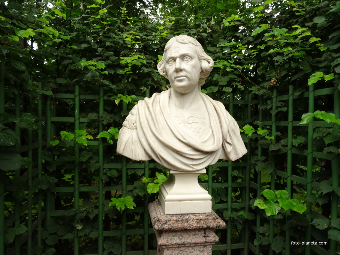 Летний сад. Скульптура &quot;Вельможа&quot;.