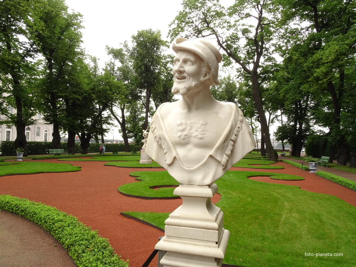 Летний сад. Скульптура &quot;Демокрит&quot;.