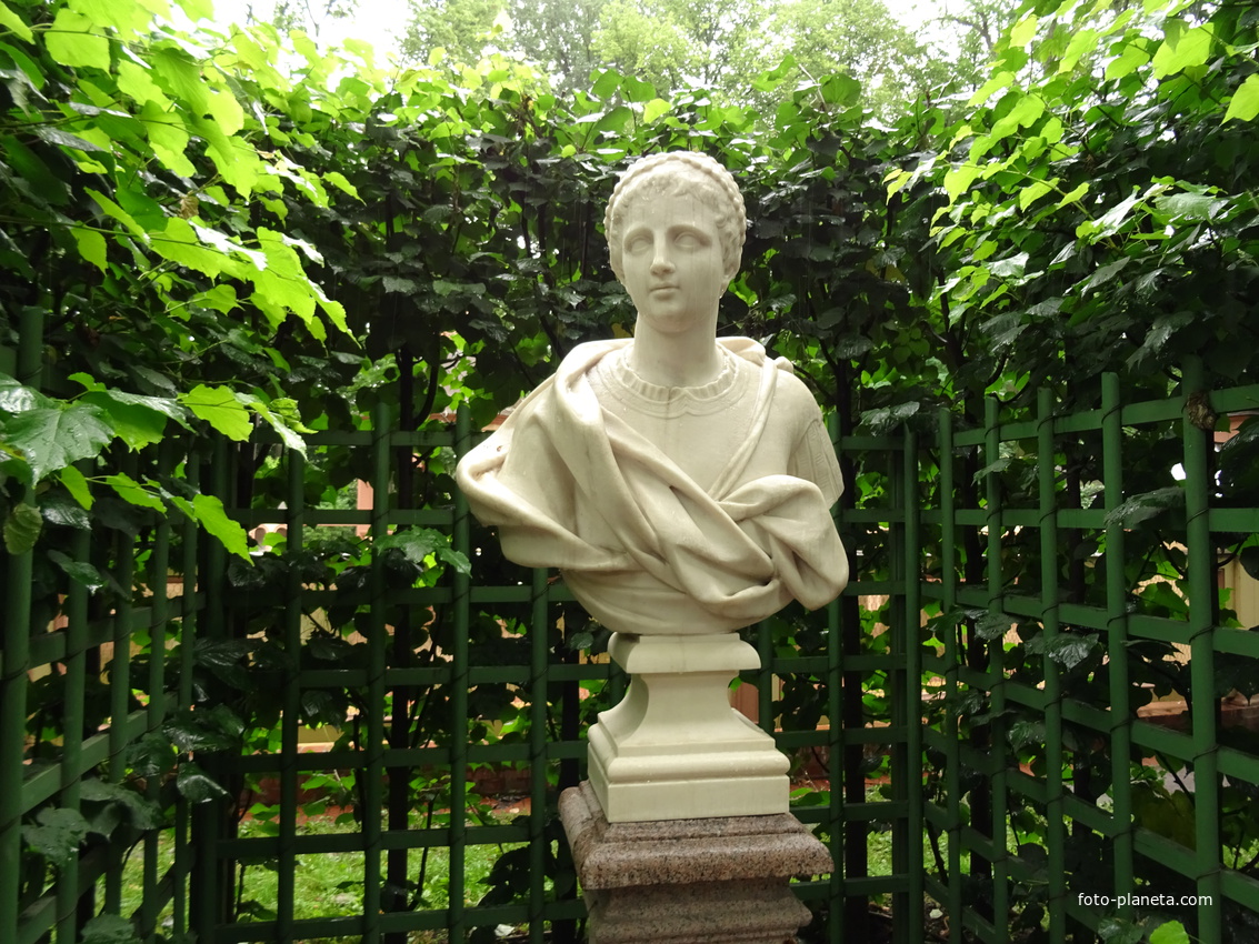 Летний сад. Женская скульптура.