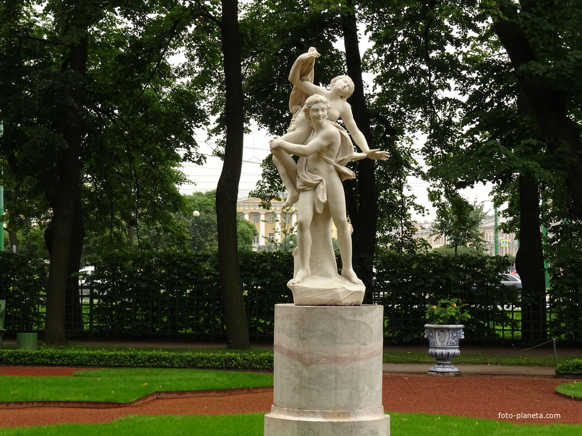 Летний сад. Скульптура &quot;Похищение Сабинянки&quot;.