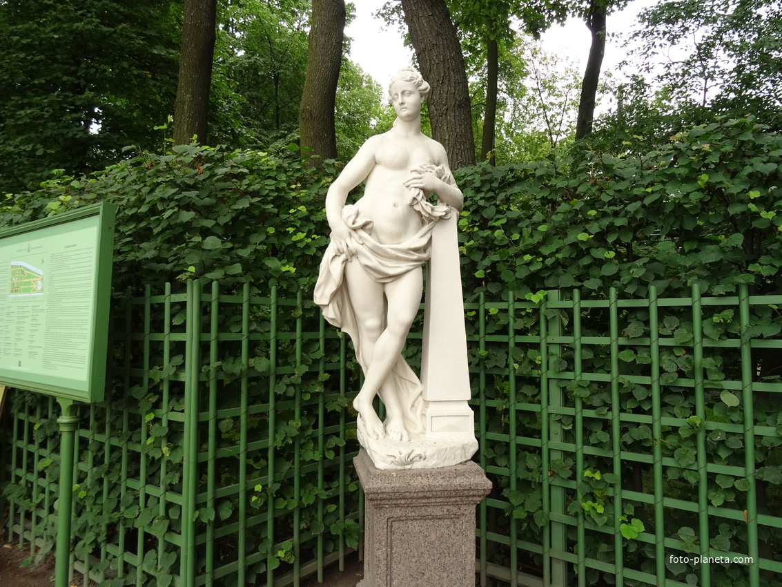 Летний сад. Скульптура &quot;Слава&quot;.