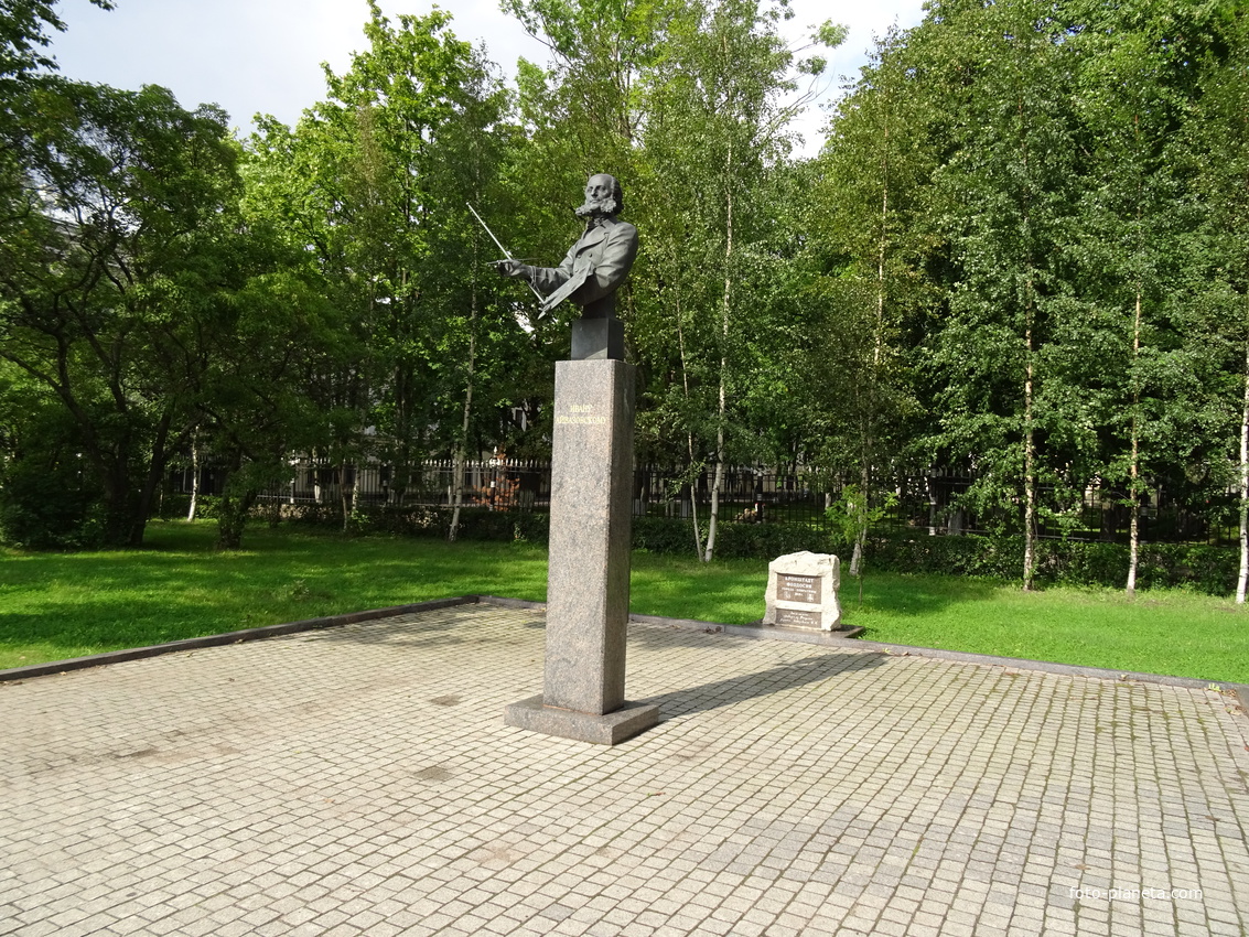 Памятник Айвазовскому