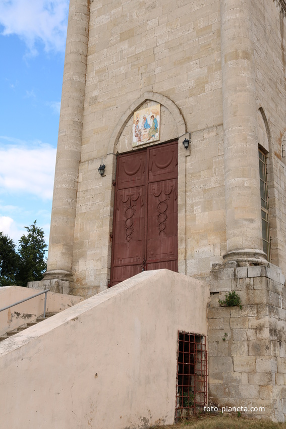 Церковь Троицы Живоначальной, вход на верхний этаж храма.