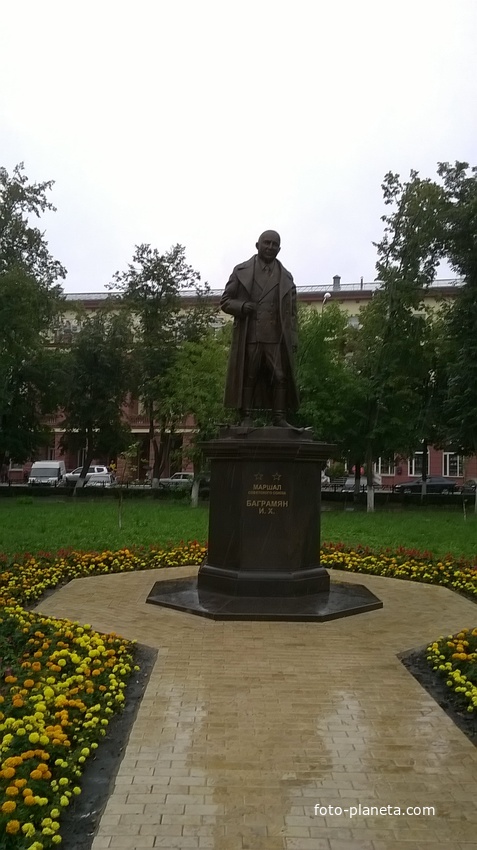 Памятник Баграмяну