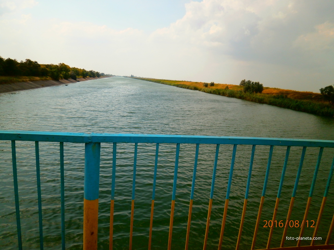 По території Чаплинського району протікає Північно-Кримський канал(Северо-Крымский канал), що бере початок  із найбільшої річки України - Дніпра.