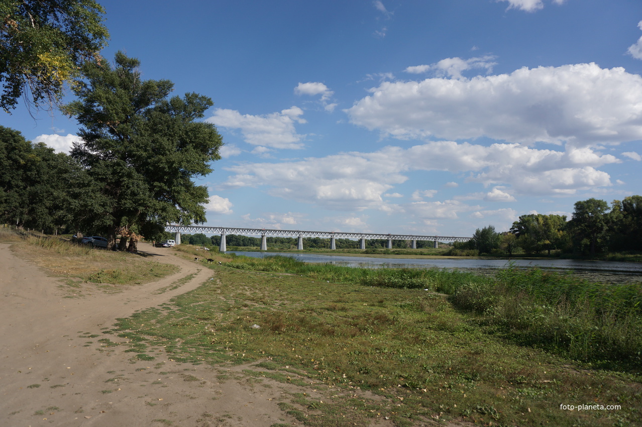 Река Урал и её правый берег.