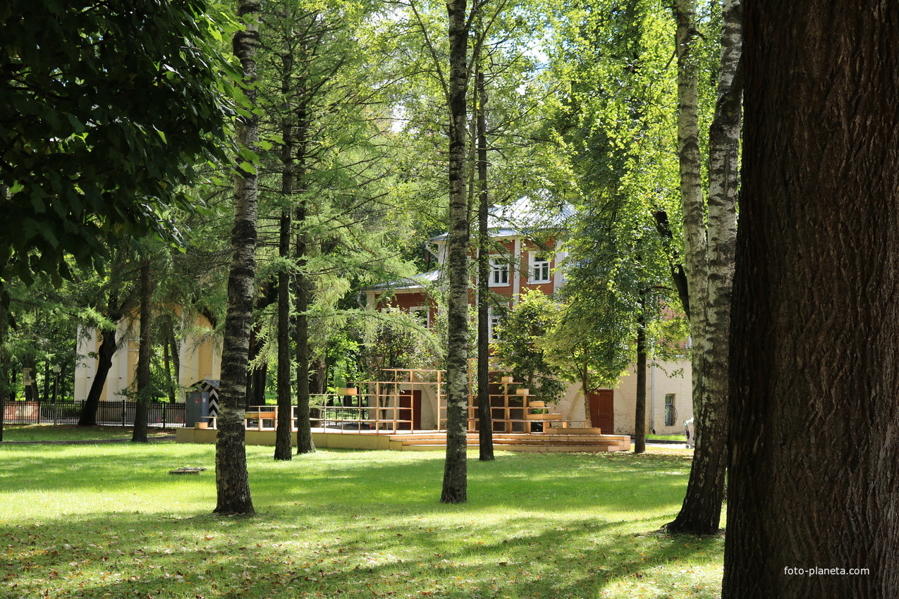 Каменная кладовая над оврагом