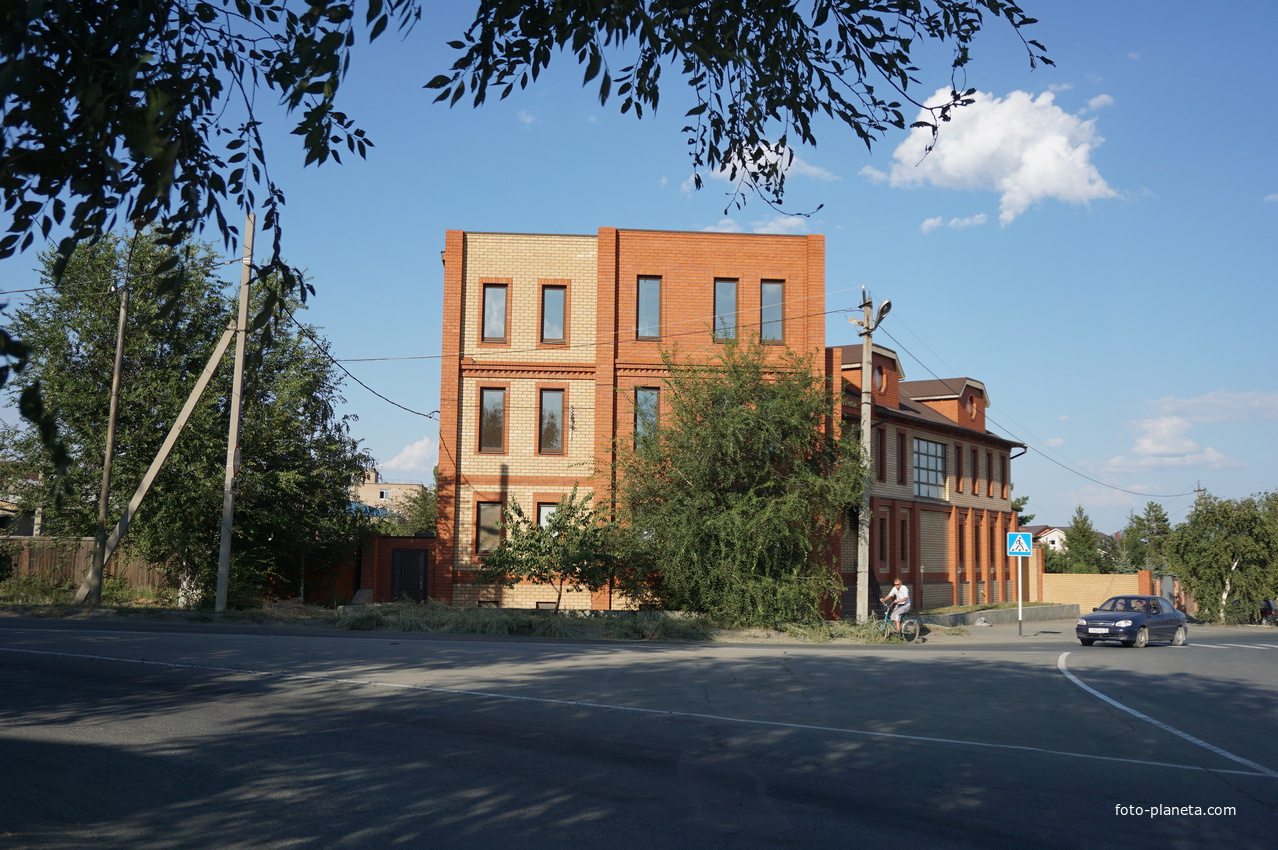 На улице Вяземской.