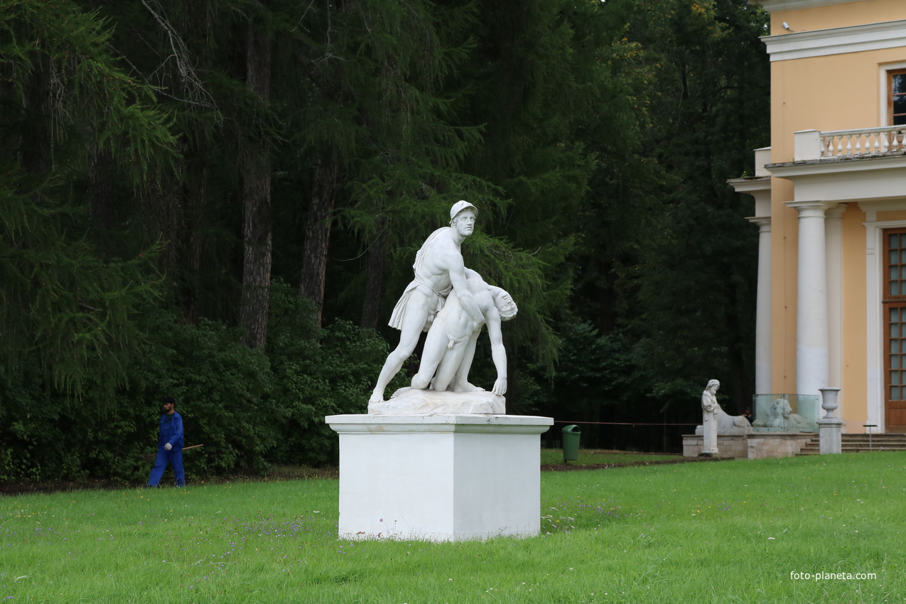 Скульптура Патрокл, умирающий на руках Ахиллеса