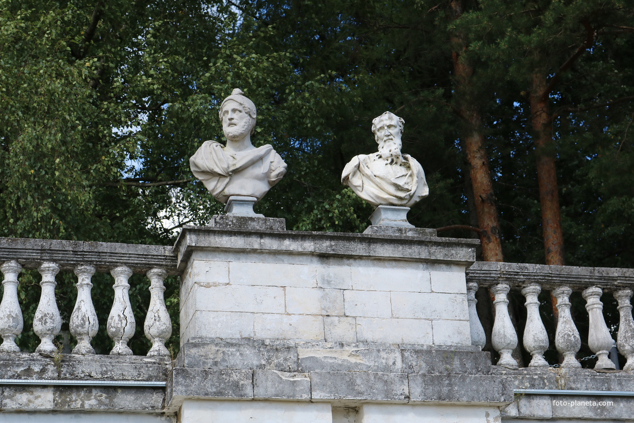 Балюстрада с бюстами