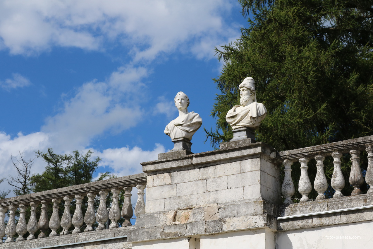 Балюстрада с бюстами