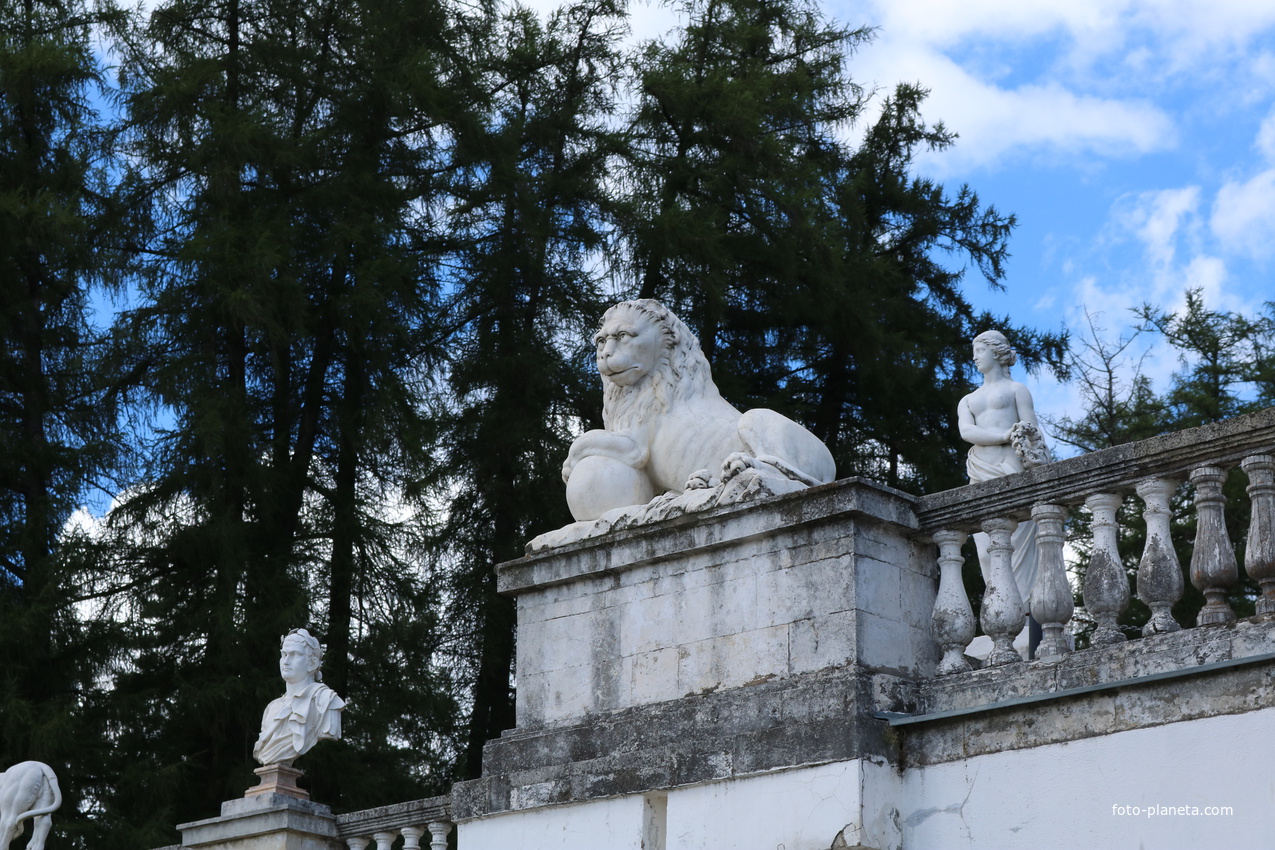 Балюстрада с бюстами